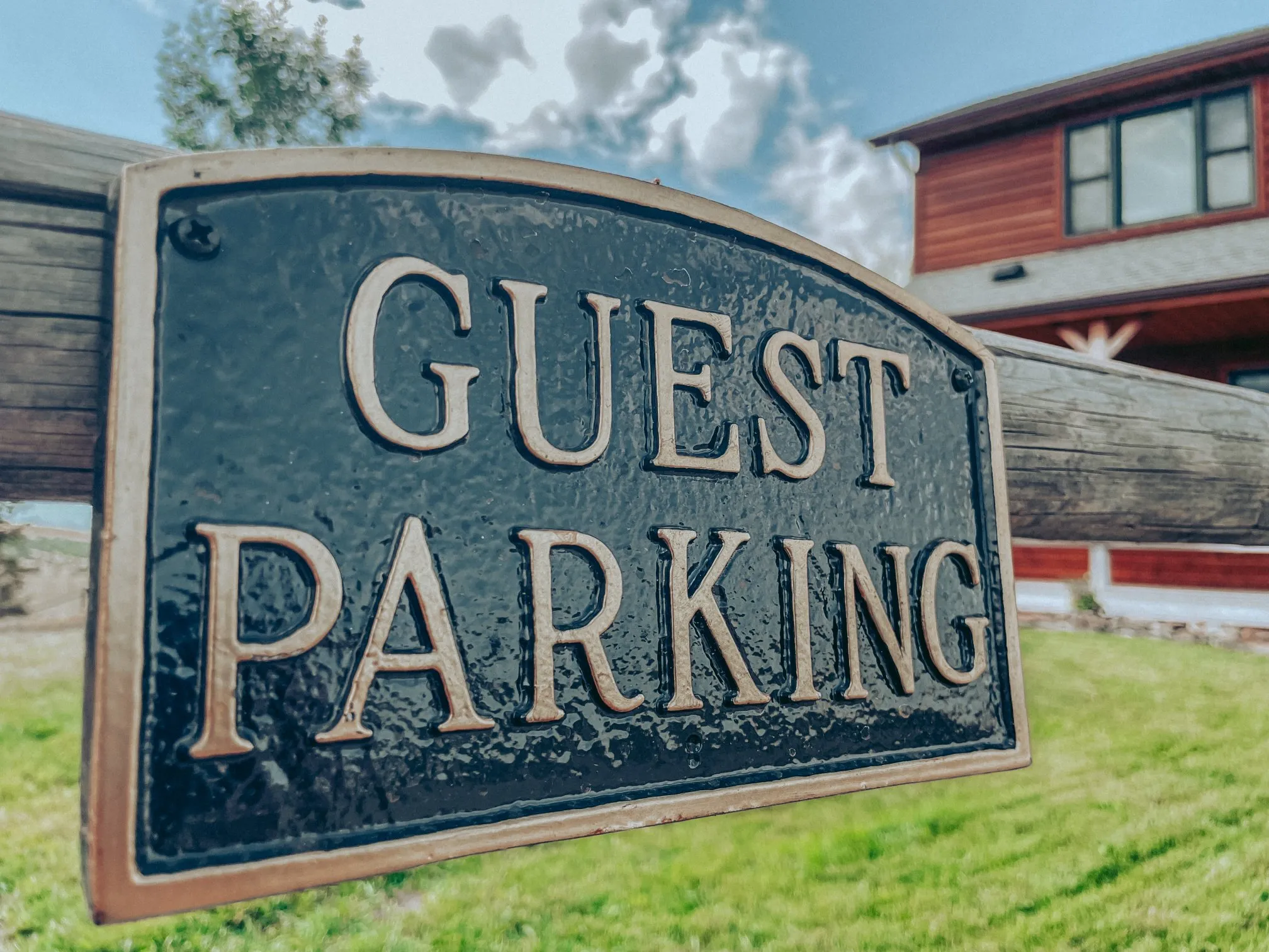 Guest parking sign on the entrance 