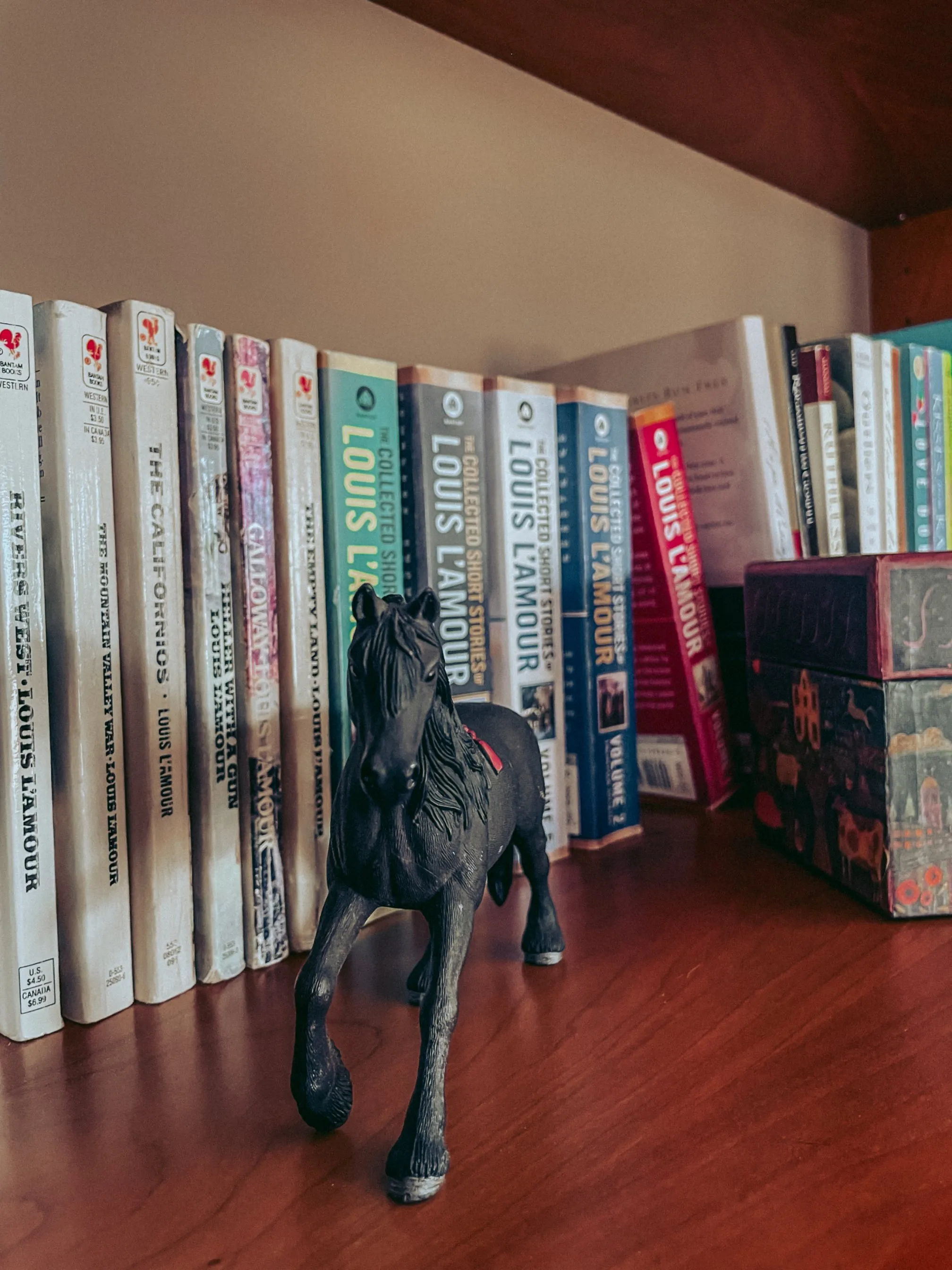 Shelf with books and a small horse  decoration in the livingroom